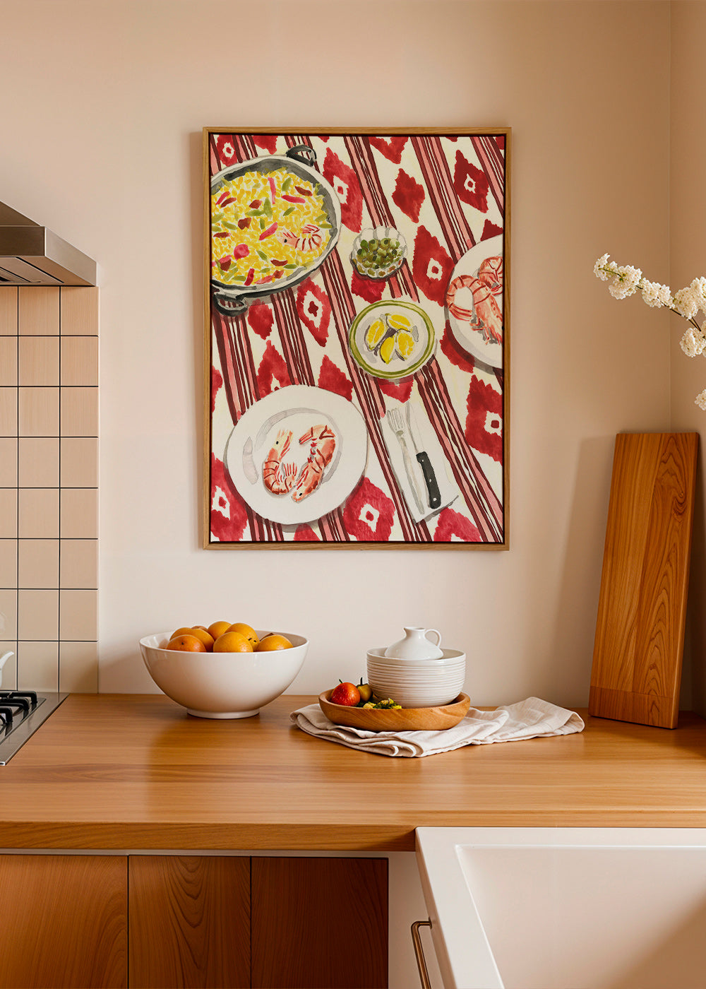 Arte para cozinha: paella e camarões sobre toalha estampada