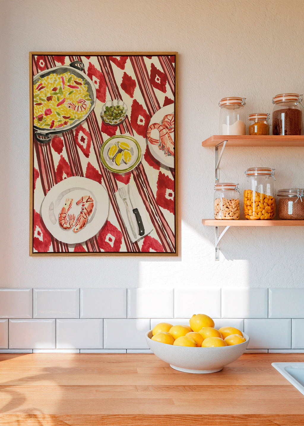 Arte para cozinha: paella e camarões sobre toalha estampada