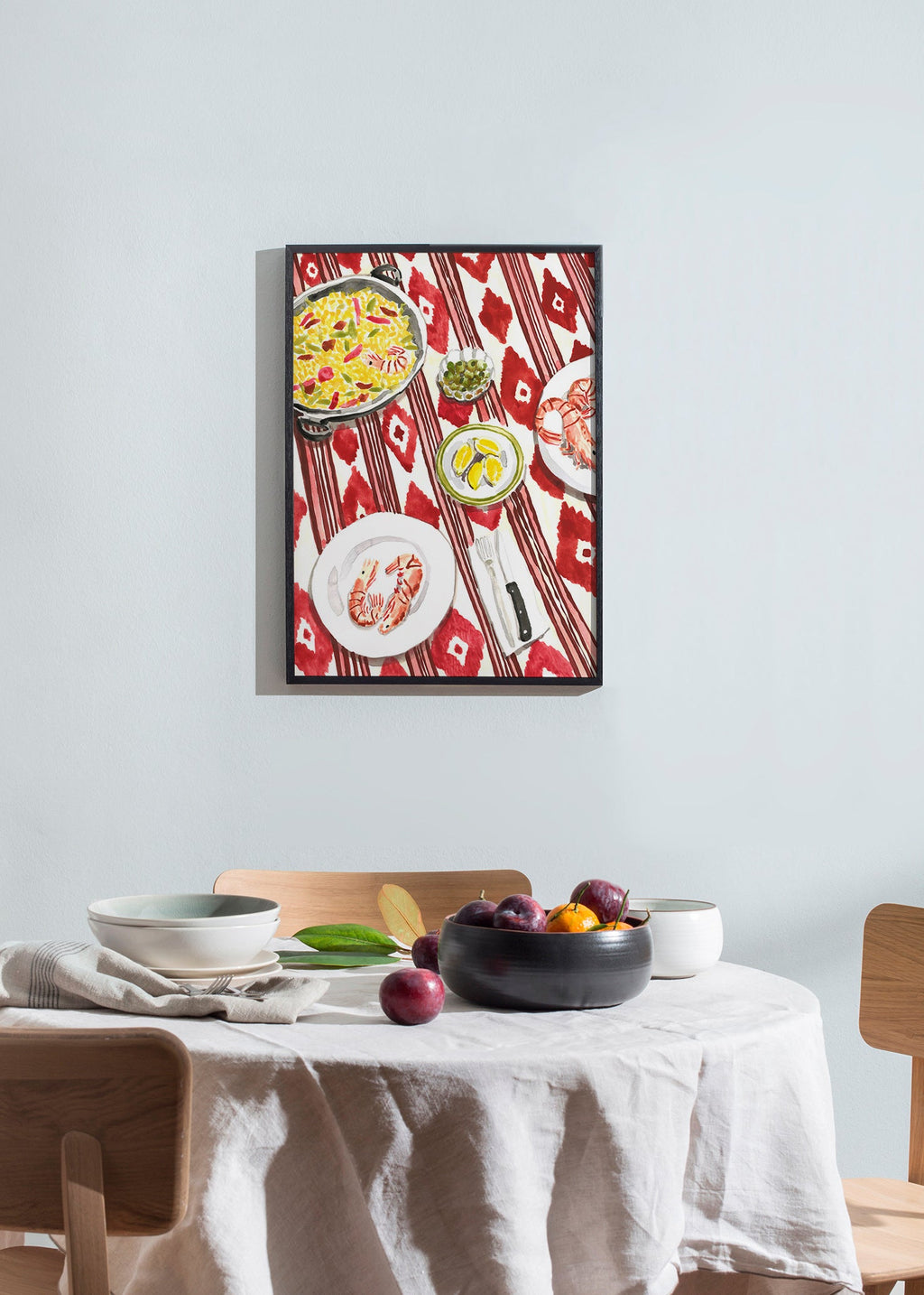 Arte para cozinha: paella e camarões sobre toalha estampada