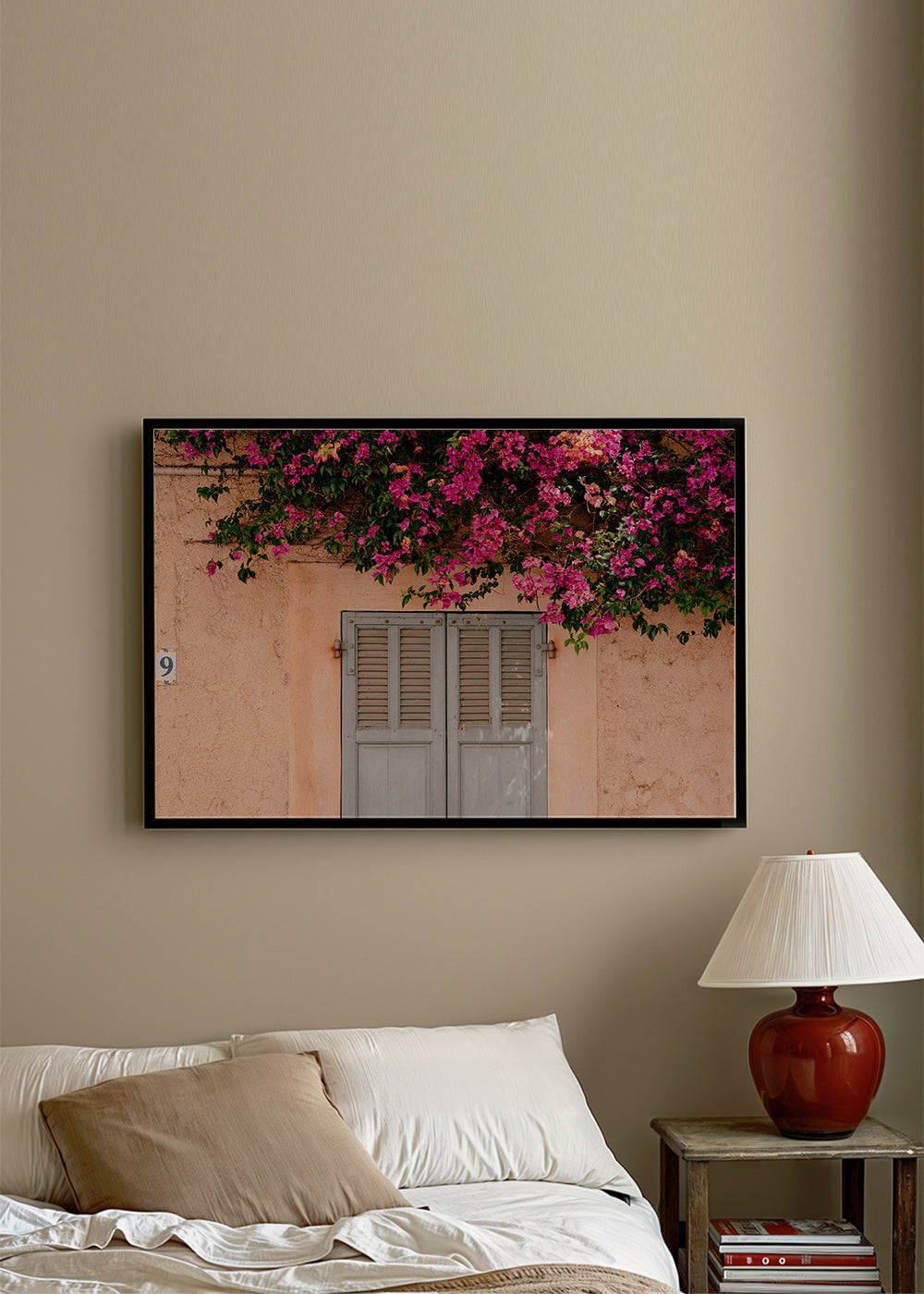 Estampa botânica: bougainville na porta antiga – Product1