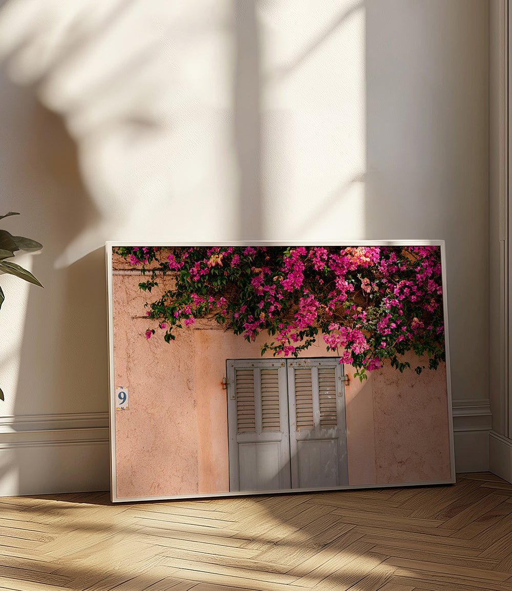 Estampa botânica: bougainville na porta antiga – Product2