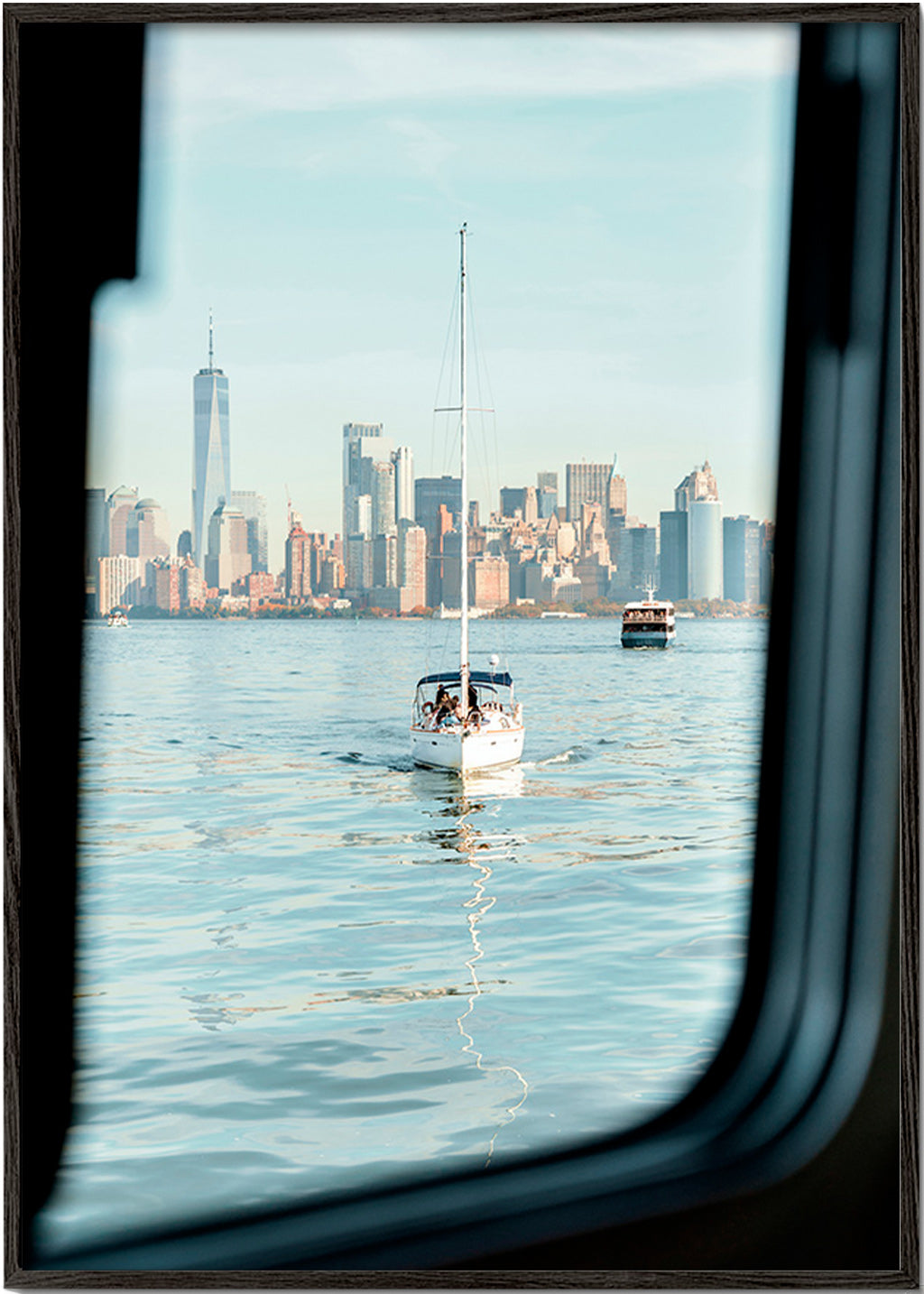 Quadro de viagem com veleiro e horizonte urbano – Black Frame