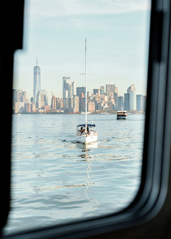 Quadro de viagem com veleiro e horizonte urbano