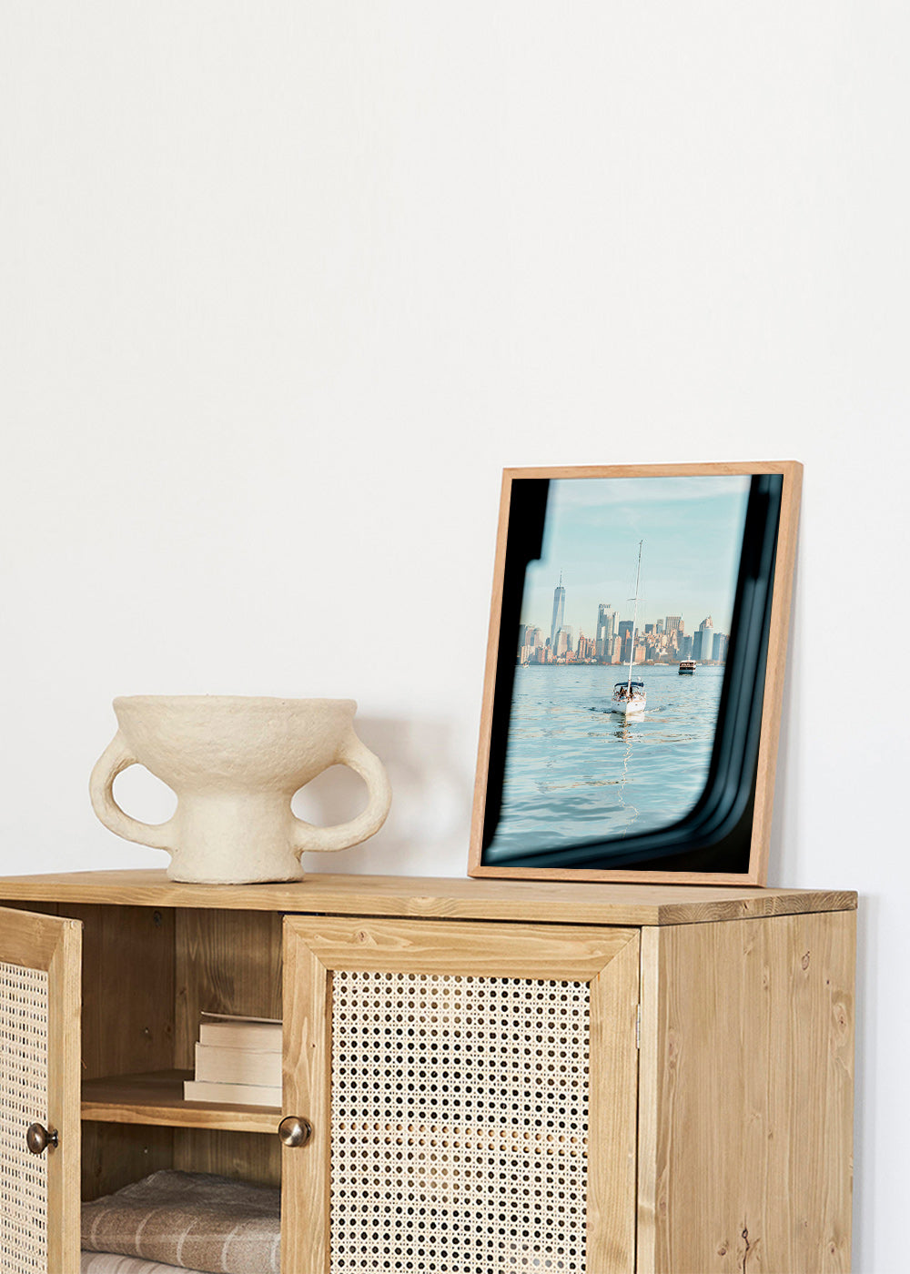 Quadro de viagem com veleiro e horizonte urbano – Product1