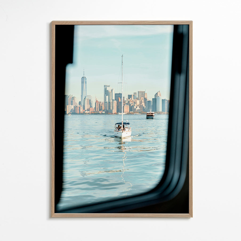 Quadro de viagem com veleiro e horizonte urbano – Oak Frame