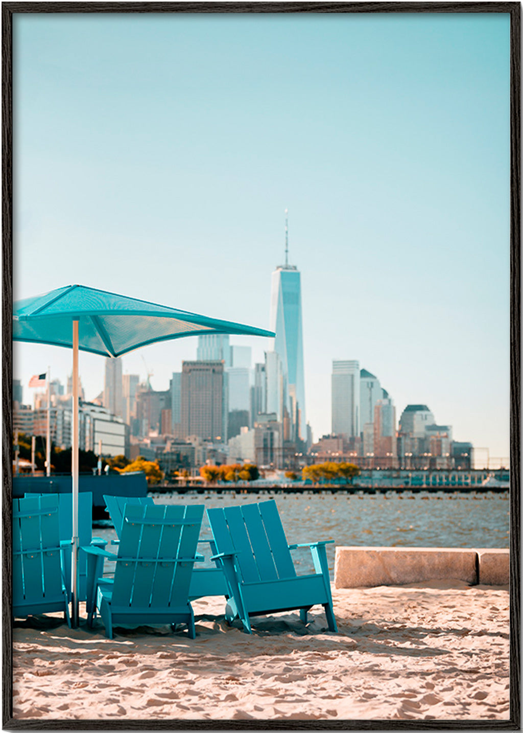 Poster de viagem com cadeiras turquesa na praia e horizonte urbano – Black Frame