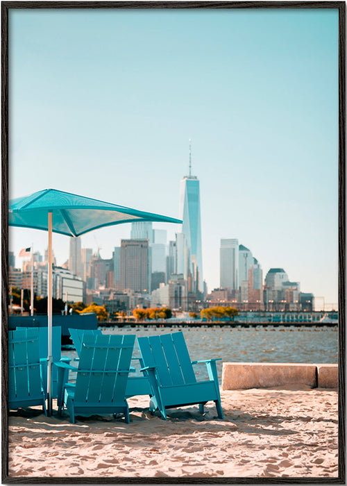 Poster de viagem com cadeiras turquesa na praia e horizonte urbano – Black Frame