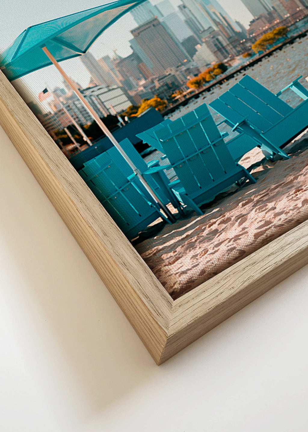 Poster de viagem com cadeiras turquesa na praia e horizonte urbano – Canvas detail
