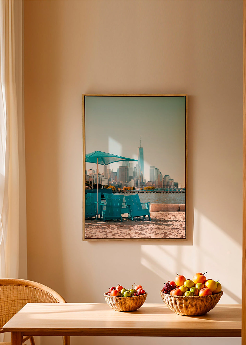 Poster de viagem com cadeiras turquesa na praia e horizonte urbano – Canvas1