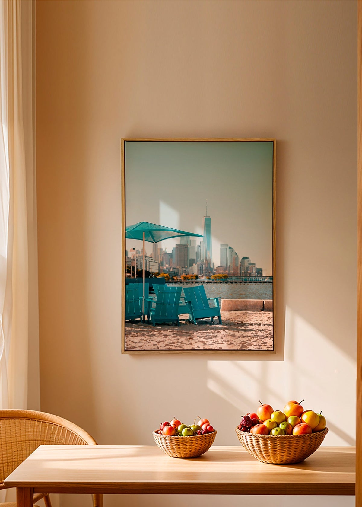Poster de viagem com cadeiras turquesa na praia e horizonte urbano – Canvas1