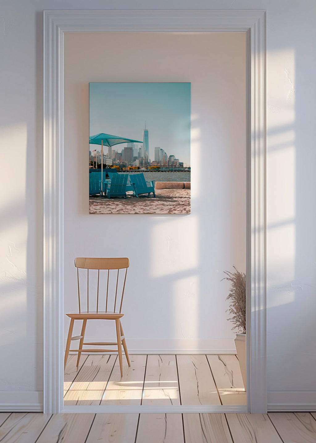Poster de viagem com cadeiras turquesa na praia e horizonte urbano – Canvas