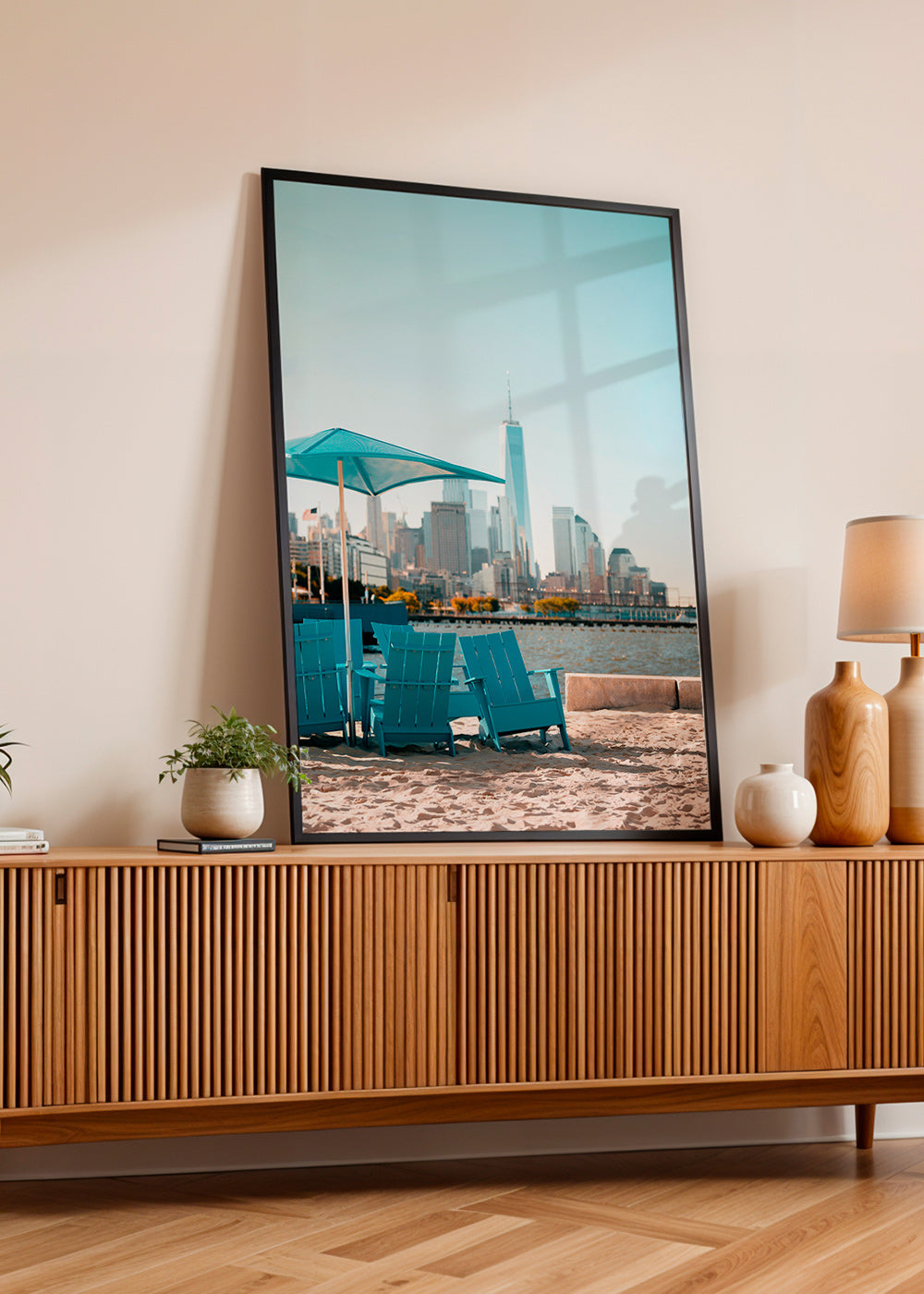 Poster de viagem com cadeiras turquesa na praia e horizonte urbano – Product1