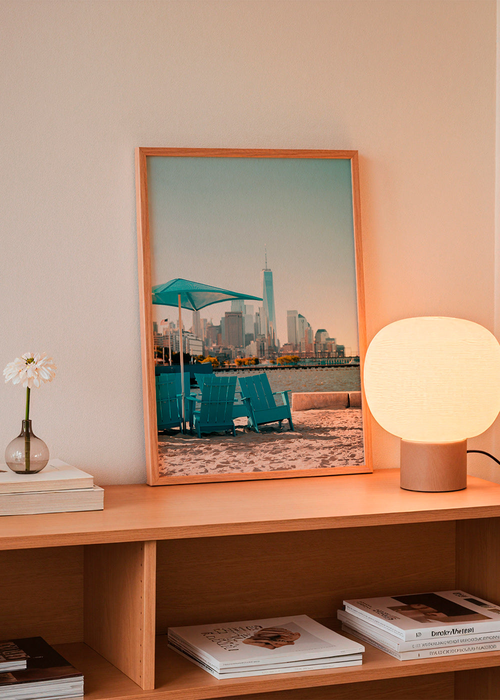 Poster de viagem com cadeiras turquesa na praia e horizonte urbano – Product2