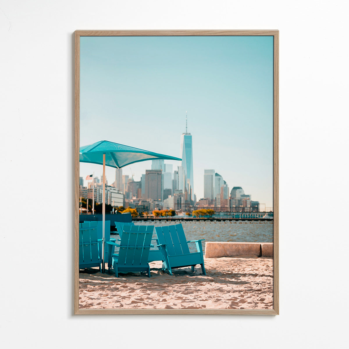 Poster de viagem com cadeiras turquesa na praia e horizonte urbano – Oak Frame