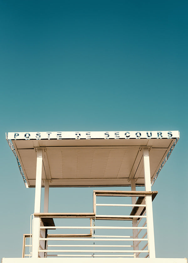 Fotografia de torre de resgate à beira-mar