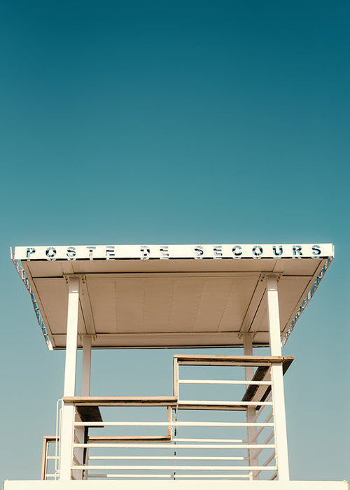 Fotografia de torre de resgate à beira-mar