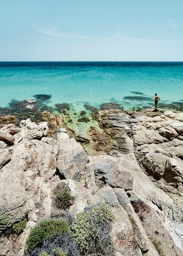 Arte paisagística: costa rochosa e mar turquesa