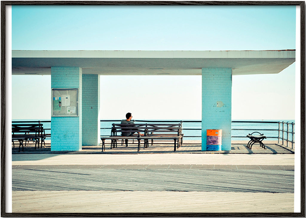 Fotografia de cais com banco solitário – Black Frame