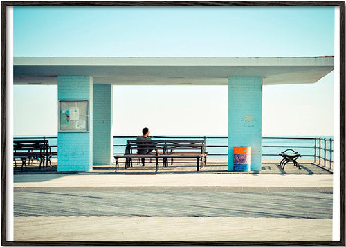 Fotografia de cais com banco solitário – Black Frame