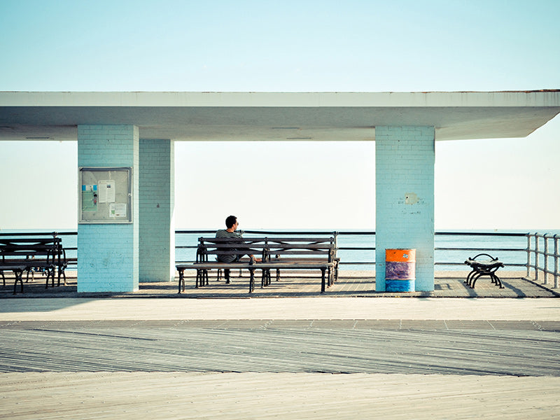 Fotografia de cais com banco solitário