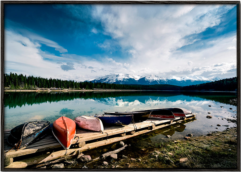 Quadro de paisagem com canoas no cais – Black Frame
