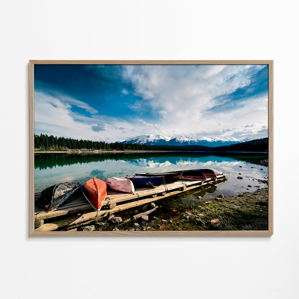 Quadro de paisagem com canoas no cais – Oak Frame