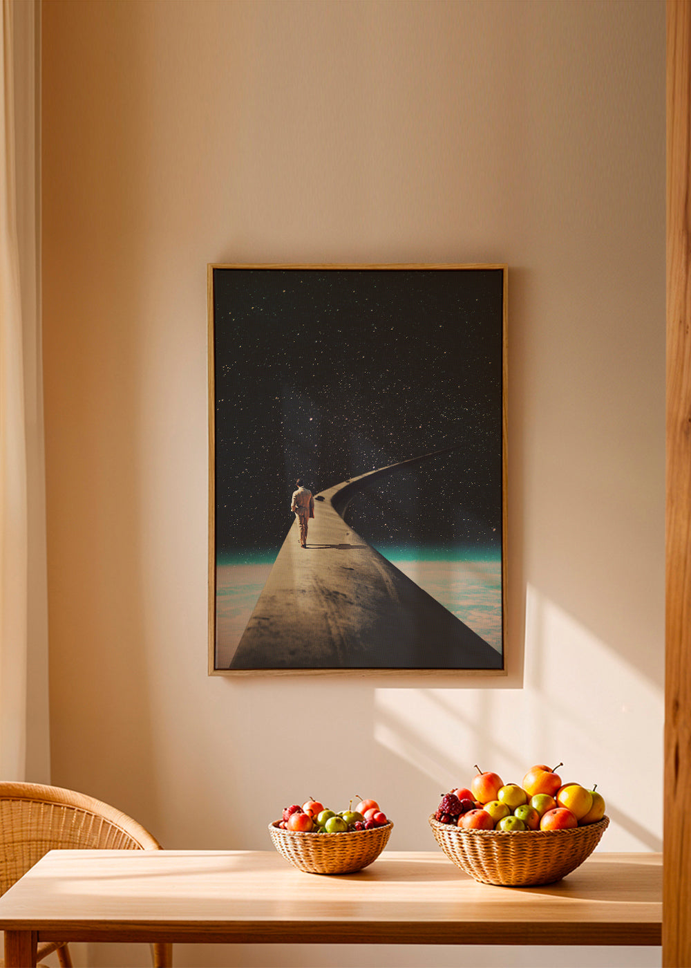 Fotografia surrealista de viajante sobre asa
