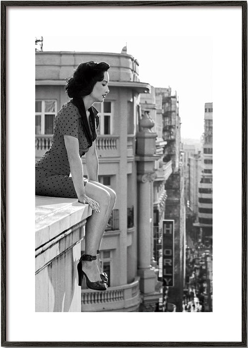 Fotografia preto e branco de mulher na beira urbana