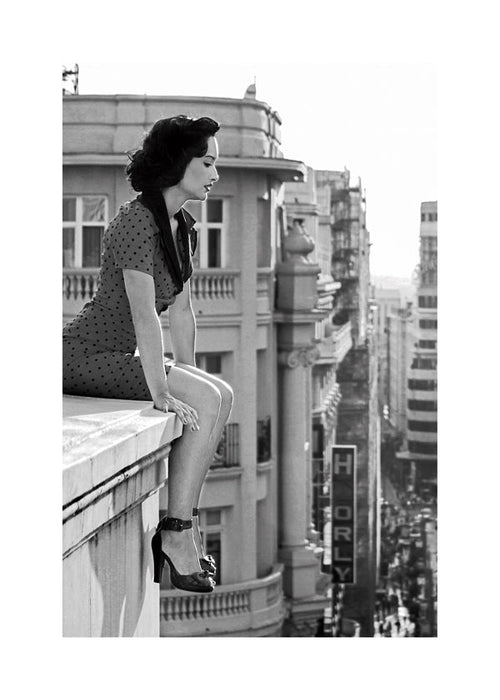 Fotografia preto e branco de mulher na beira urbana