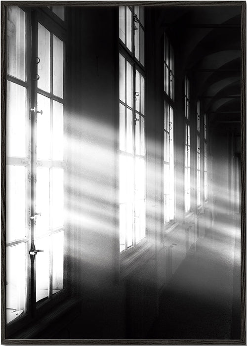 Fotografia de corredor com janelas e raios de luz