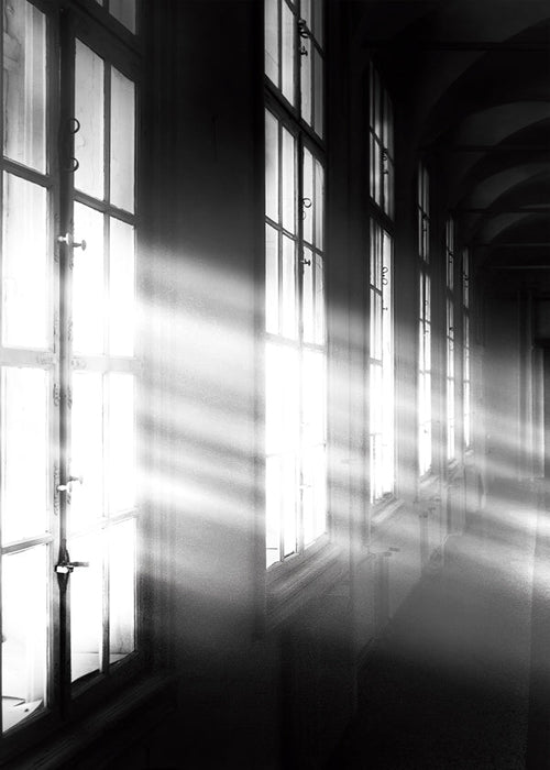 Fotografia de corredor com janelas e raios de luz