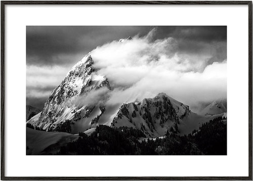 Quadro de paisagem montanhosa com nuvens dramáticas