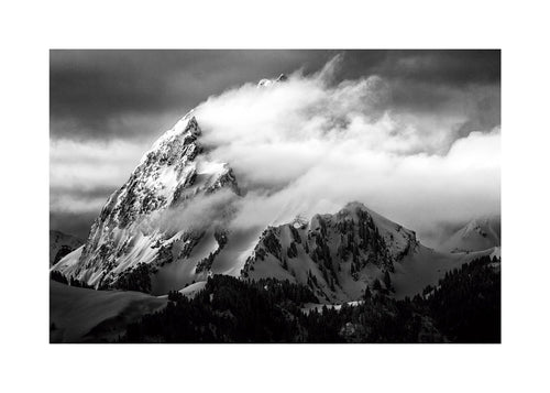 Quadro de paisagem montanhosa com nuvens dramáticas