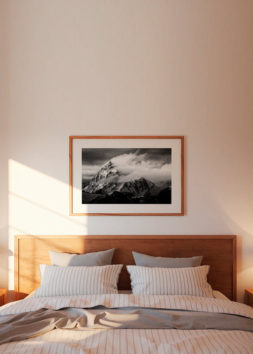 Quadro de paisagem montanhosa com nuvens dramáticas