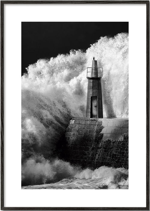 Quadro paisagístico com farol entre ondas