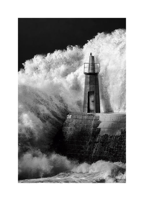 Quadro paisagístico com farol entre ondas