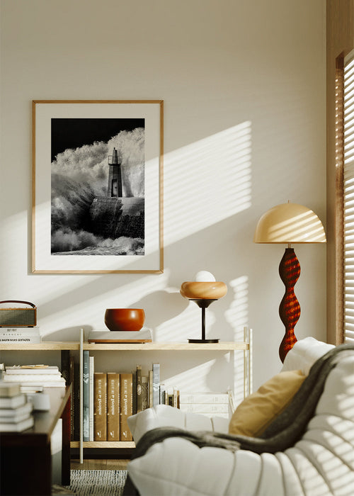 Quadro paisagístico com farol entre ondas