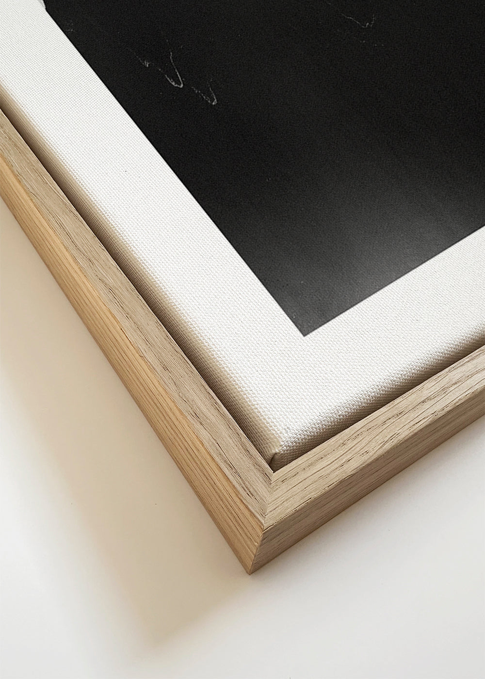 Quadro de paisagem preto e branco com silhueta de montanha