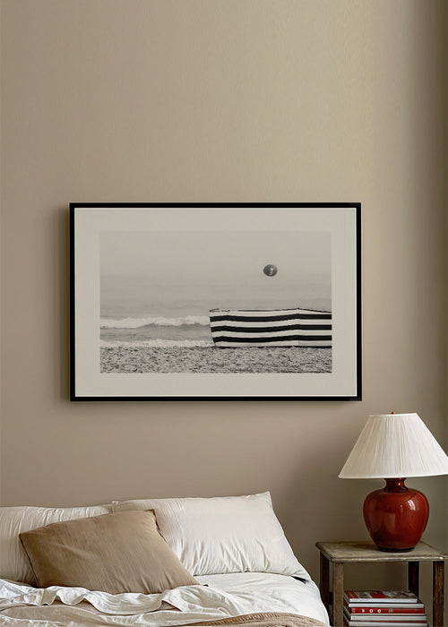 Paisagem de praia com biombo às riscas