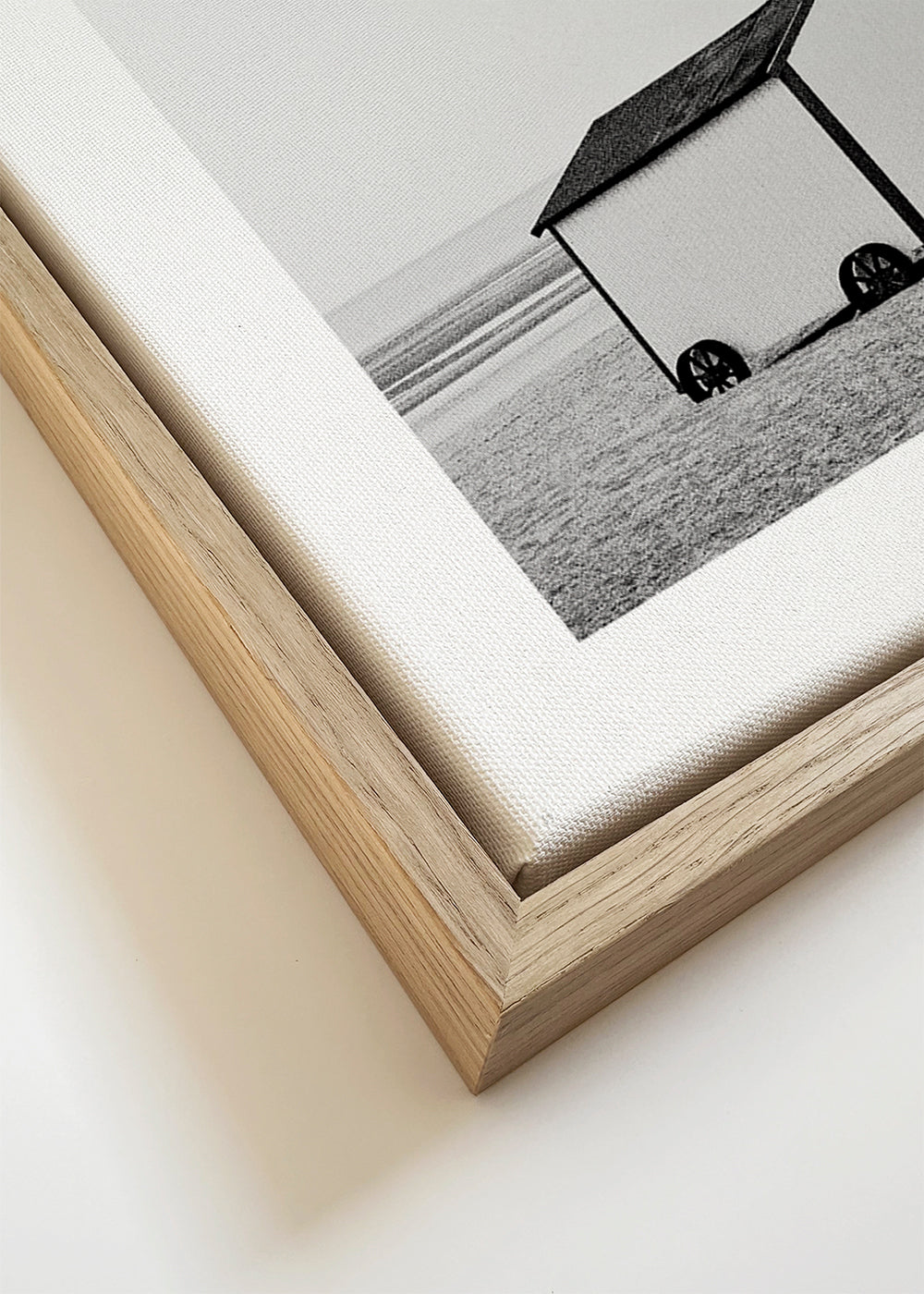 Quadro de paisagem preto e branco com cabanas de praia