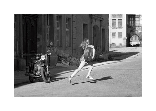 Arte em preto e branco: menina correndo na rua