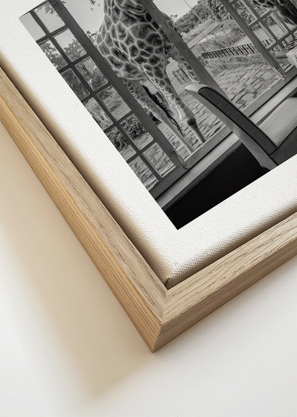 Quadro girafa à mesa