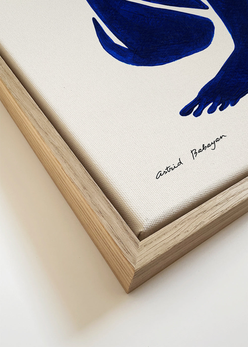 Obra abstrata com figura azul sentada