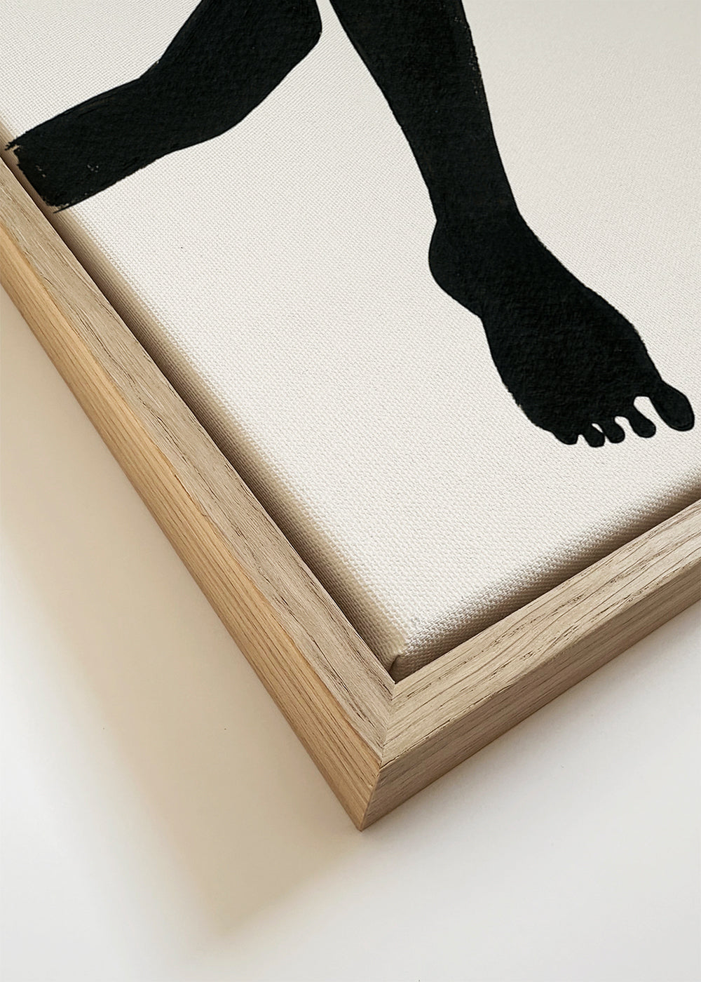 Arte em preto e branco com silhueta feminina reclinada