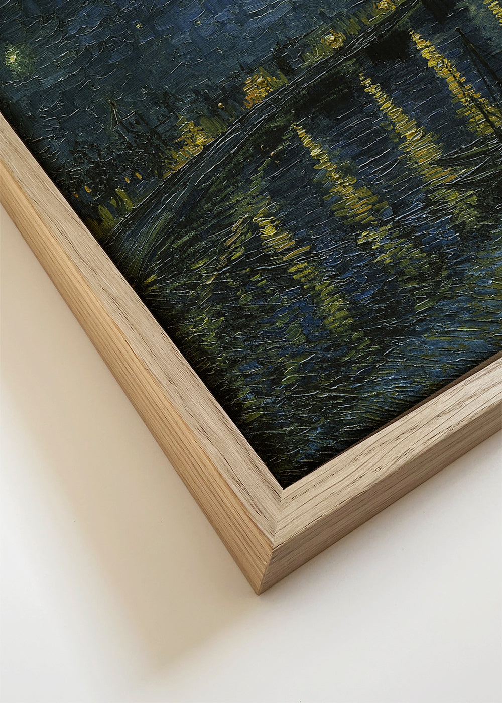 Quadro de paisagem noturna com céu estrelado e reflexos no rio