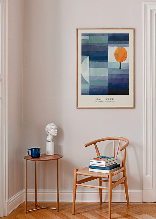 Quadro abstrato com árvore laranja e faixas azuis