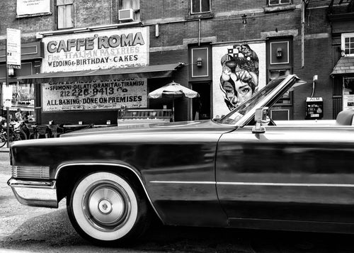 Fotografia de carro clássico e mural urbano