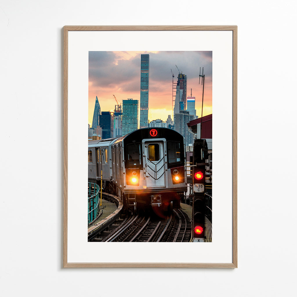 Quadro de cidades: Metro 7 ao pôr do sol – Oak Frame