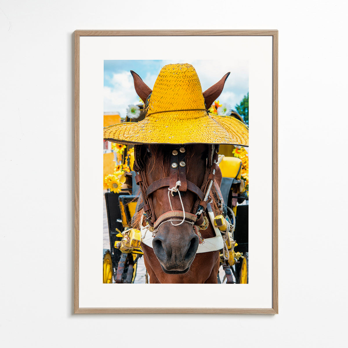 Quadro de cavalo com chapéu amarelo – Oak Frame