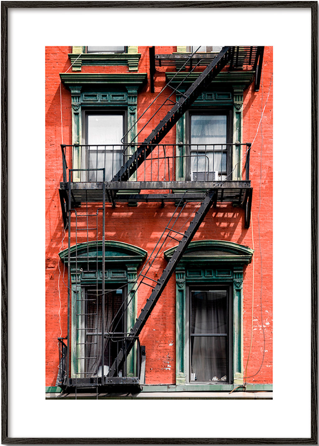 Arte de cidade: fachada de NY com escada de incêndio – Black Frame